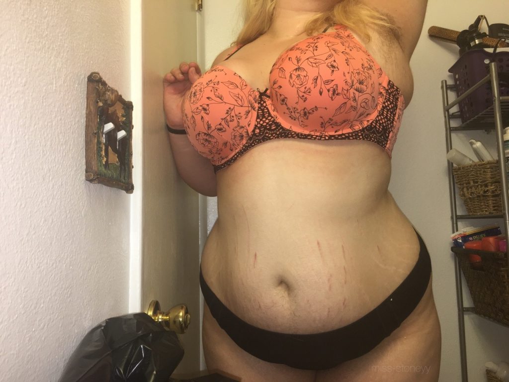 Real BBW proud of her natural, Motherly stretch marks.